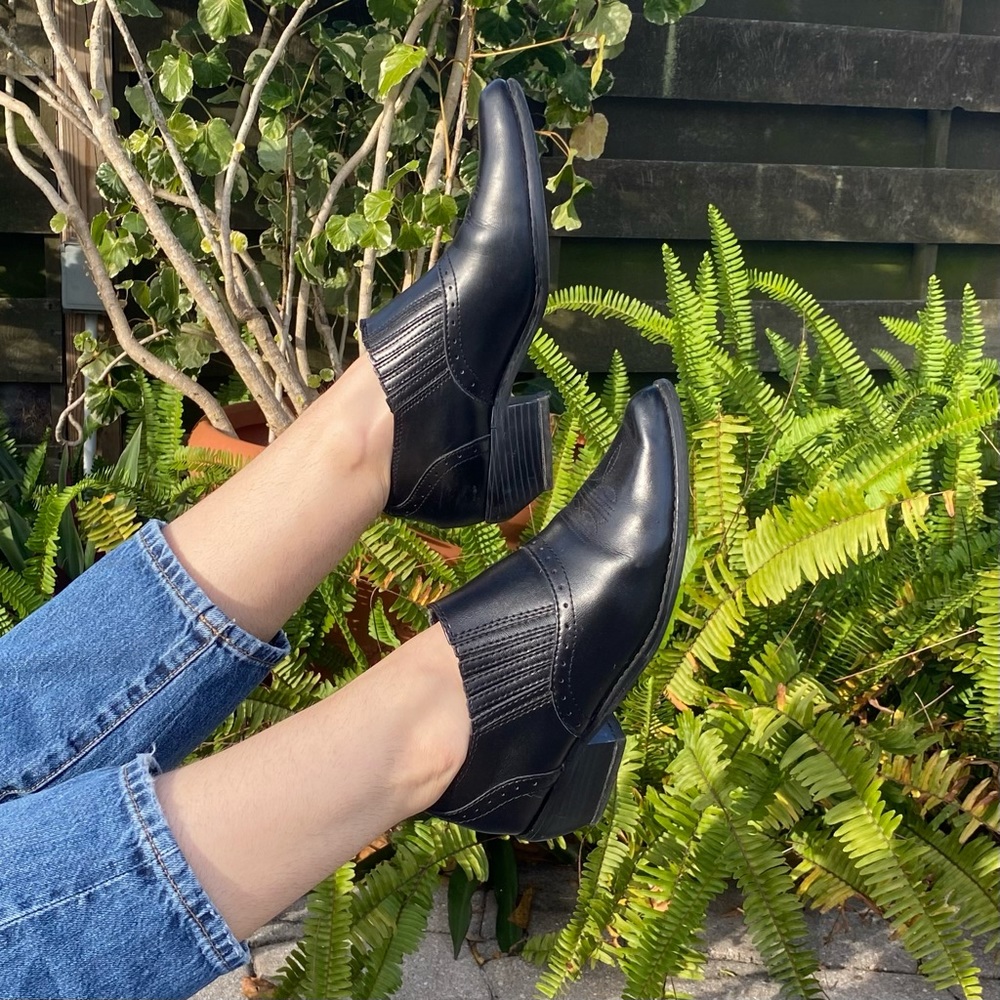 Black leather western cowboy ankle booties! Dingo brand.